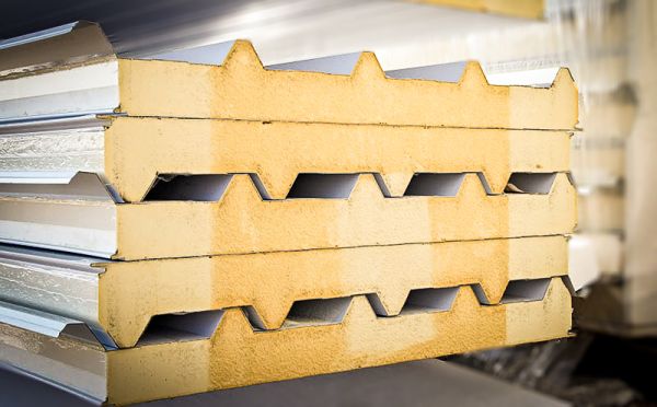 Gestapelte Sandwichplatten mit PUR-Kern