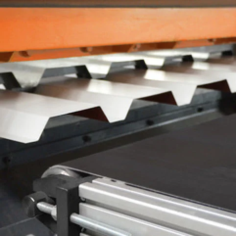 Heinl-Mitarbeiter an der CNC-Kantbank, pr&auml;zises Biegen eines Blechprofils