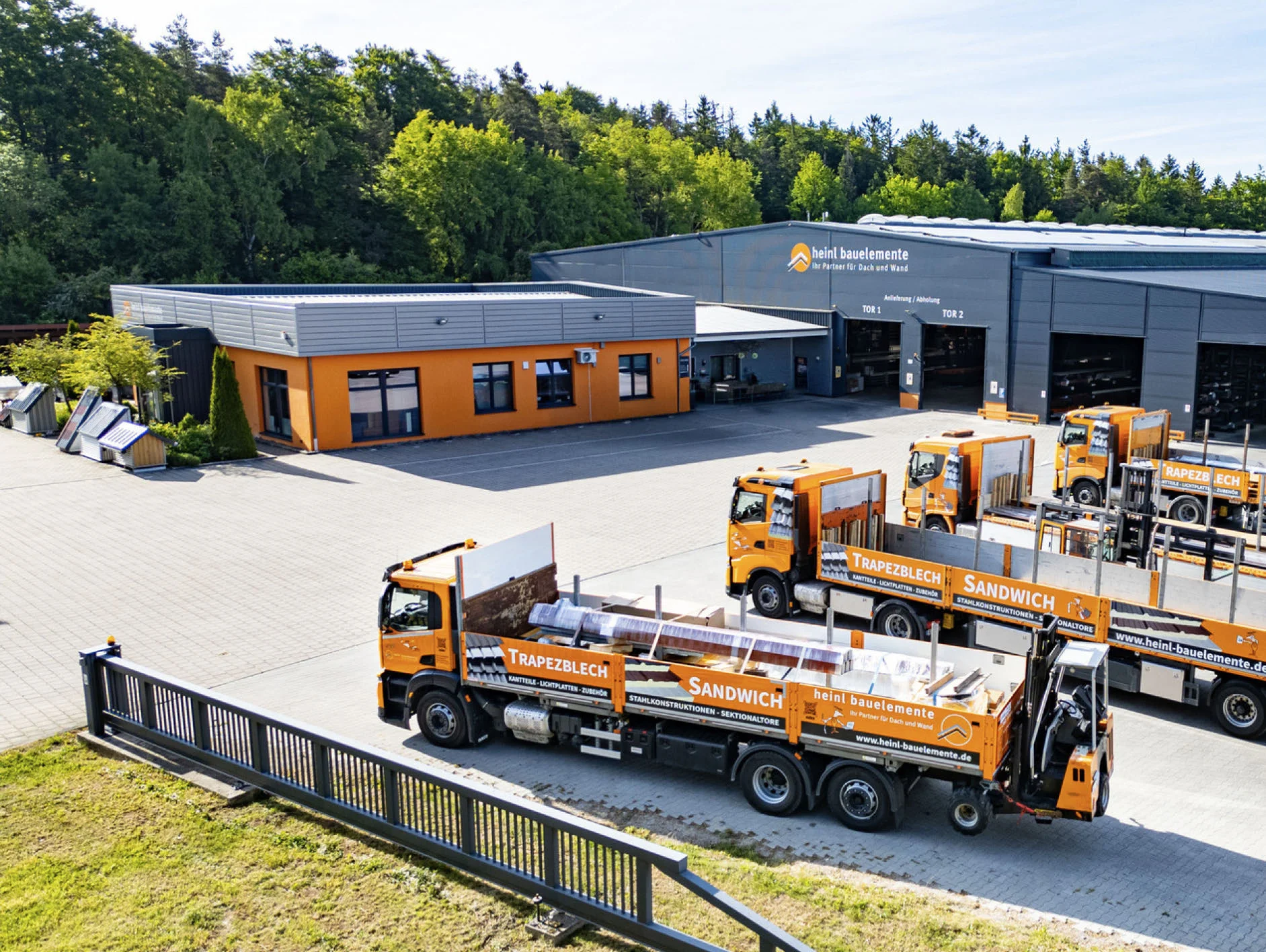 Heinl-LKW mit Mitnahmestapler bei der Auslieferung auf einer Baustelle